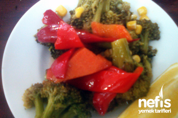 Brokoli Salatası (Kırmızı biberli)