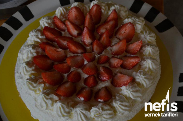 Çilekli Kremalı Yaş Pasta Nefis Yemek Tarifleri