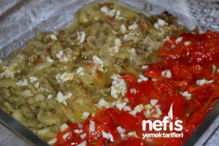 Kırmızı Biberli Patlıcan Salatası Tarifi