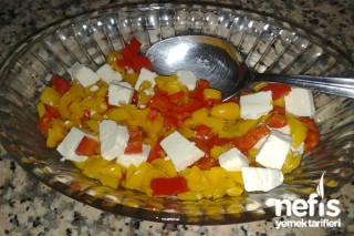 Kırmızı ve Sarı Biberli Peynirli Salata Tarifi