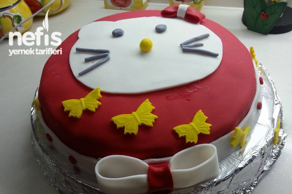 Hello Kitty’li Şeker Hamurlu Doğum Günü Pastası