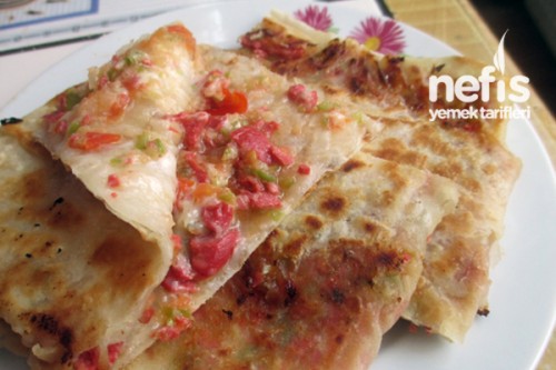 Pratik Hazır Yufkadan Sucuklu Pizza Pide Tarifi