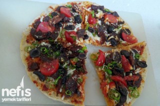 Bazlama Pizza (Pratik Pizza) Tarifi