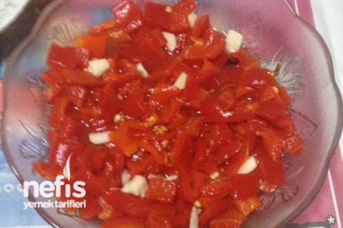 Hazır Közlenmiş Kırmızı Biber Salatası Tarifi