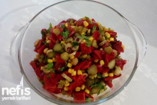 Yeşil Zeytinli Közlenmiş Kırmızı Biber Salatası Tarifi