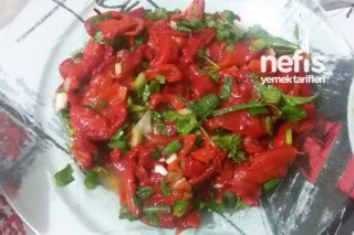 Köz Kırmızı Biber Salatası Yapımı Tarifi