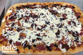 Bol Malzemeli Pizza Yapımı Tarifi