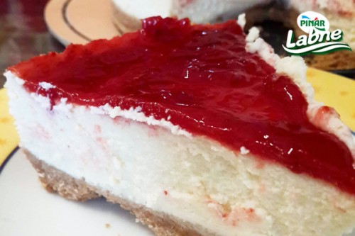 Çilekli Cheesecake Tarifi