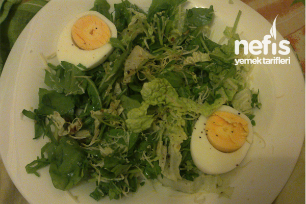 Pestolu Yumurtalı Yeşil Salata