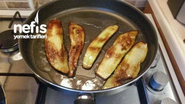 Fırında Patlıcan Sarmalı Soslu Tavuk