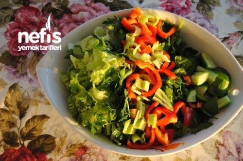 Mevsim Yeşillikleri Salatası Tarifi