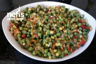 Közlenmiş Sebzelerle Bezelye Salatası Tarifi