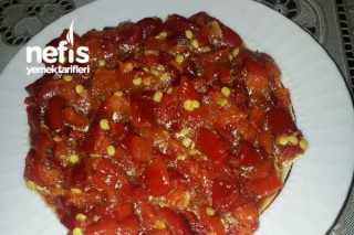 Közlenmiş Kırmızı Biber Salatası Yapımı Tarifi