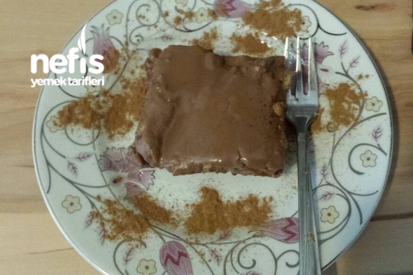 Pandispanyadan İçi Puding Dolgulu Üzeri Çikolata Soslu Kek