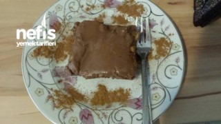 Κέικ γεμιστό με πουτίγκα από παντεσπάνι με σάλτσα σοκολάτας