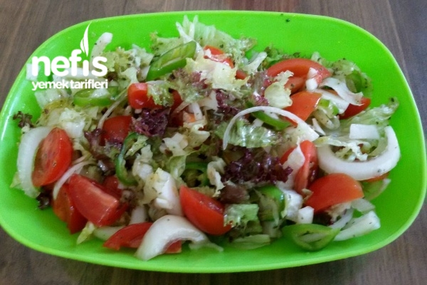 Kırmızı Kıvırcık Marul Salatası Ve Yeşil Salata Sosu