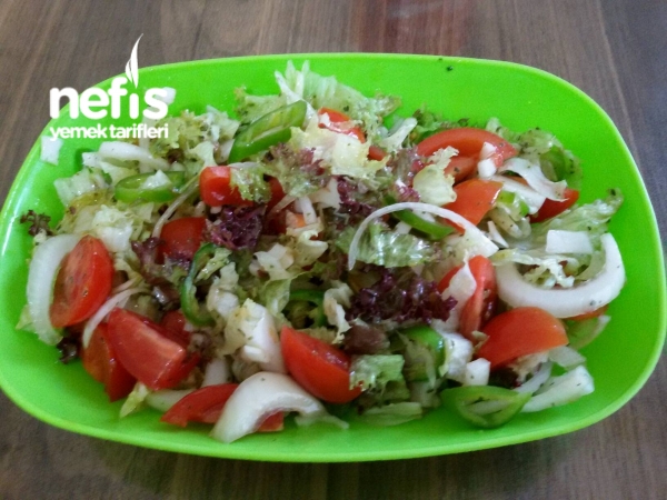 Kırmızı Kıvırcık Marul Salatası Ve Yeşil Salata Sosu