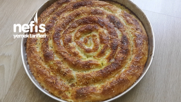 Baklava Yufkasından Ispanaklı Peynirli Sodalı Börek