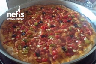 Kırmızı Biberli Bol Domatesli Pizza Tarifi