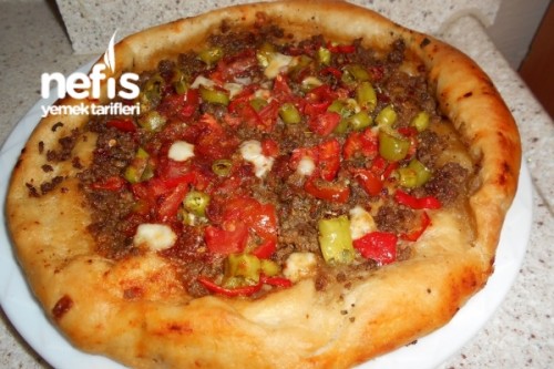 Fırında Ev Yapımı Kıymalı Sebzeli Pide Tarifi Fırında Ev Yapımı Kıymalı Sebzeli Pide Tarifi