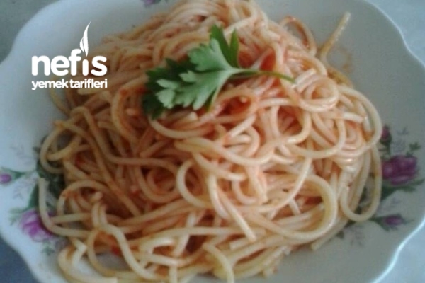 Hiçbir Özelliği Olmayan Dümdüz Soslu Spaghetti