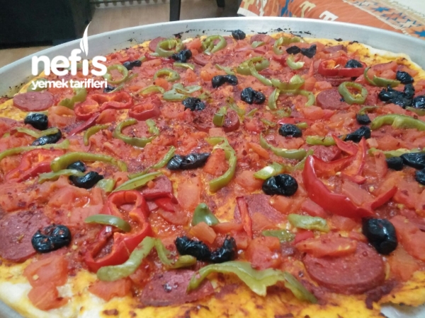 Hazır Ekmek Hamurundan Pratik Pizza Yapılışı Videosu Hazır Ekmek Hamurundan Pratik Pizza Yapılışı Videosu