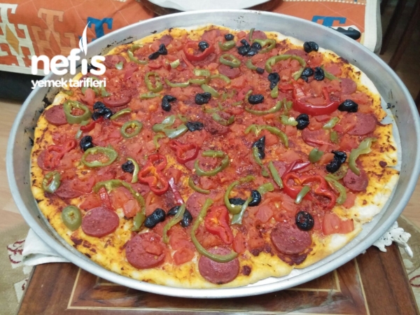 Hazır Ekmek Hamurundan Pratik Pizza Yapılışı Videosu Hazır Ekmek Hamurundan Pratik Pizza Yapılışı Videosu