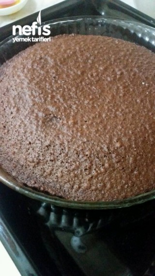 Fındık Parçalı Çikolatalı Islak Kek