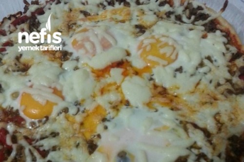 Kıymalı Yumurtalı Pizza Tarifi
