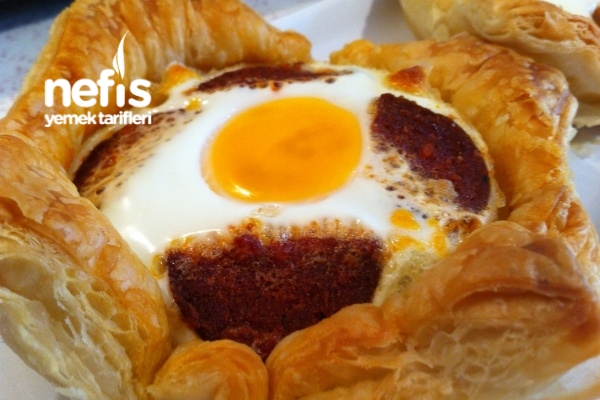 Kahvaltıya Milföy Çanağında Kaşar-sucuk-yumurta