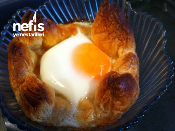 Kahvaltıya Milföy Çanağında Kaşar-sucuk-yumurta