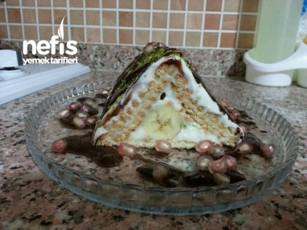 Az Malzemeli Tadı Harika Muzlu Piramit Pasta