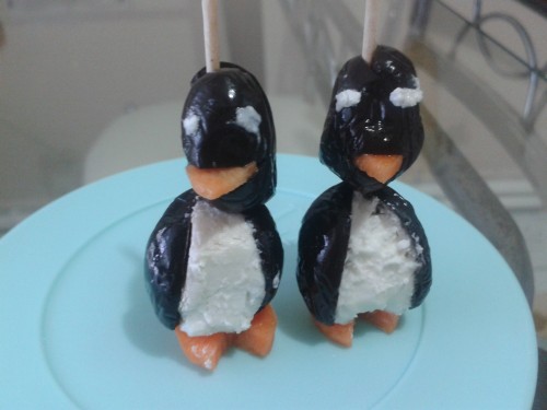 ZEYTİN PEYNİR VE HAVUÇTAN YAPILAN PENGUEN ZEYTİN PEYNİR VE HAVUÇTAN YAPILAN PENGUEN