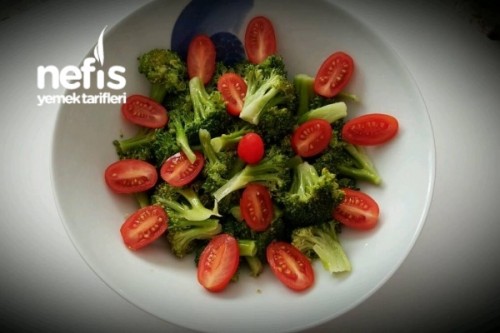 10 Dakikada Brokoli Salatası (Mikrodalgada) Tarifi