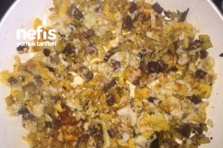 Patatesli Sucuklu Yumurtalı Omlet Tarifi