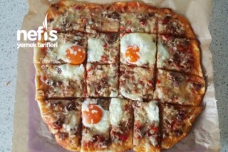 Kıymalı Yumurtalı Pizza Tarifi