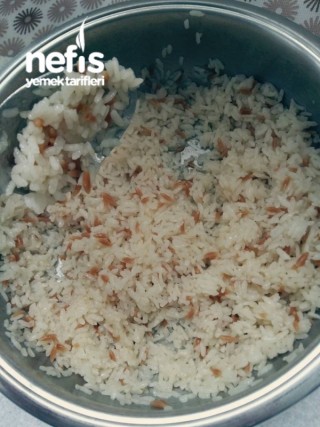 Islamadan Tel Tel Dökülen Pirinç Pilavı