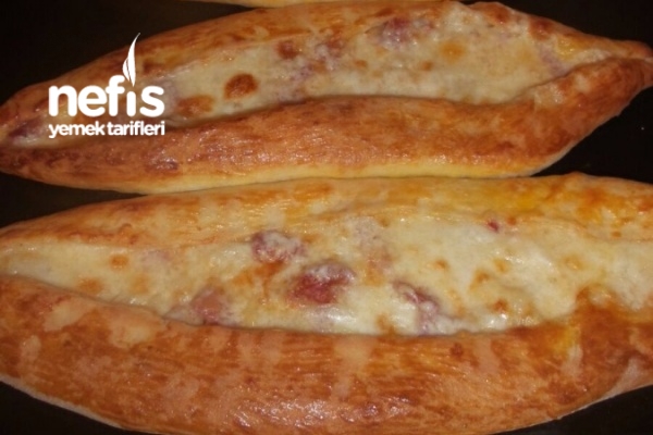 Kaşarlı Sucuklu Pide Tarifi Videosu Kaşarlı Sucuklu Pide Tarifi Videosu