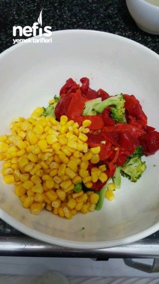 Renkli Brokoli Salatası