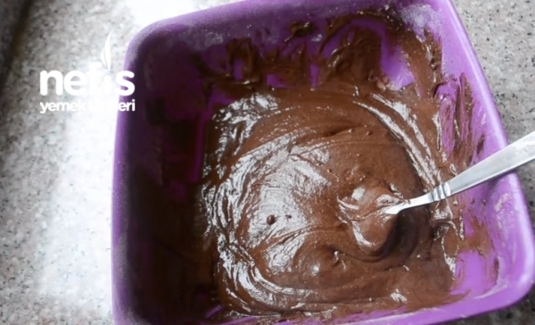 Ev Yapımı Çikolata Soslu Kek