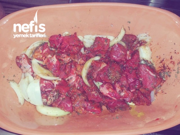 Güveçte Etli Türlü (Lokum Gibi) Kekikli Nefis Yemek Tarifleri