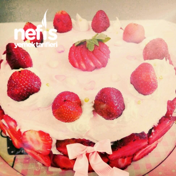 Çilekli Pembe Pasta Nefis Yemek Tarifleri