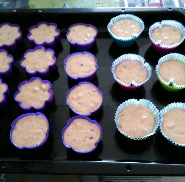 Kuş Üzümlü Çiçek Desenli Cupcake Nefis Yemek Tarifleri
