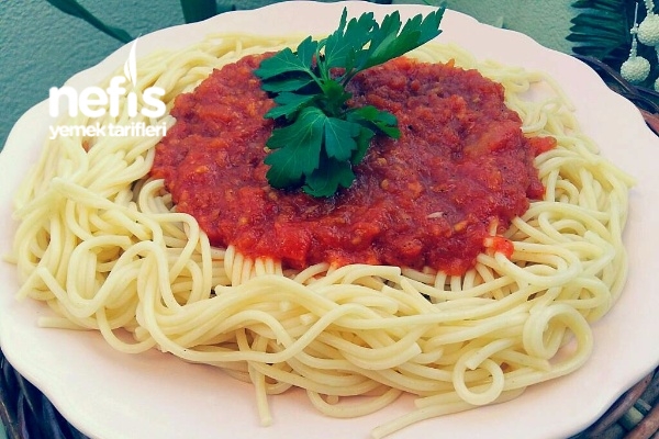 İtalyan Soslu Spagetti (Spaghetti Napoletana) Tarifi
