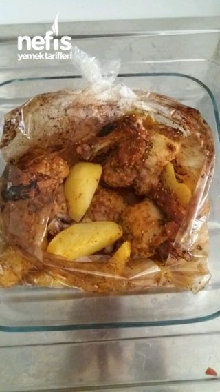 Μπριζολάκια κοτόπουλου με πατάτες σε σακούλα φούρνου
