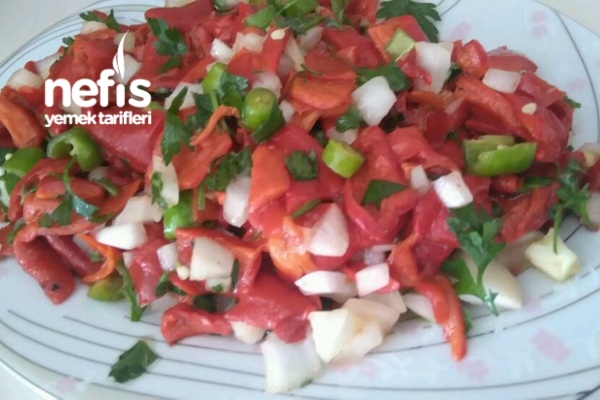 Közlenmiş Biber Salatası Tarifi
