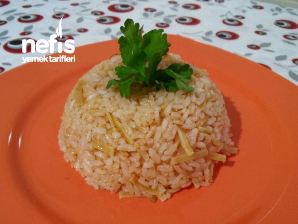 Bol Domatesli Erişteli Pirinç Pilavı