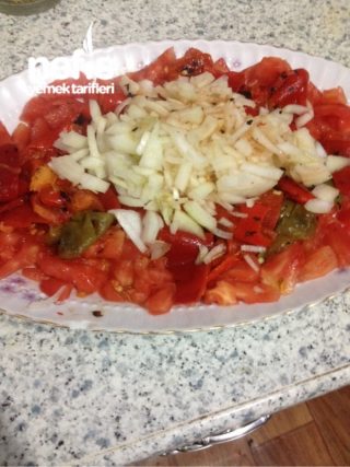 Közlenmiş Kırmızı Bıber Salatası