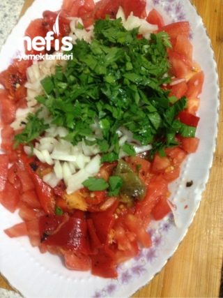 Közlenmiş Kırmızı Bıber Salatası