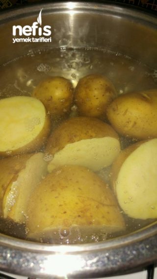 Patates Puresi Yatağında Kaşarlı Köfte